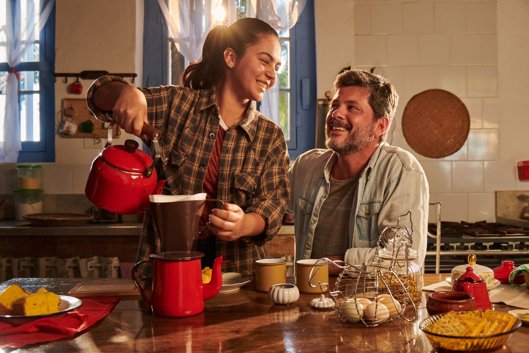 Jovem passando café