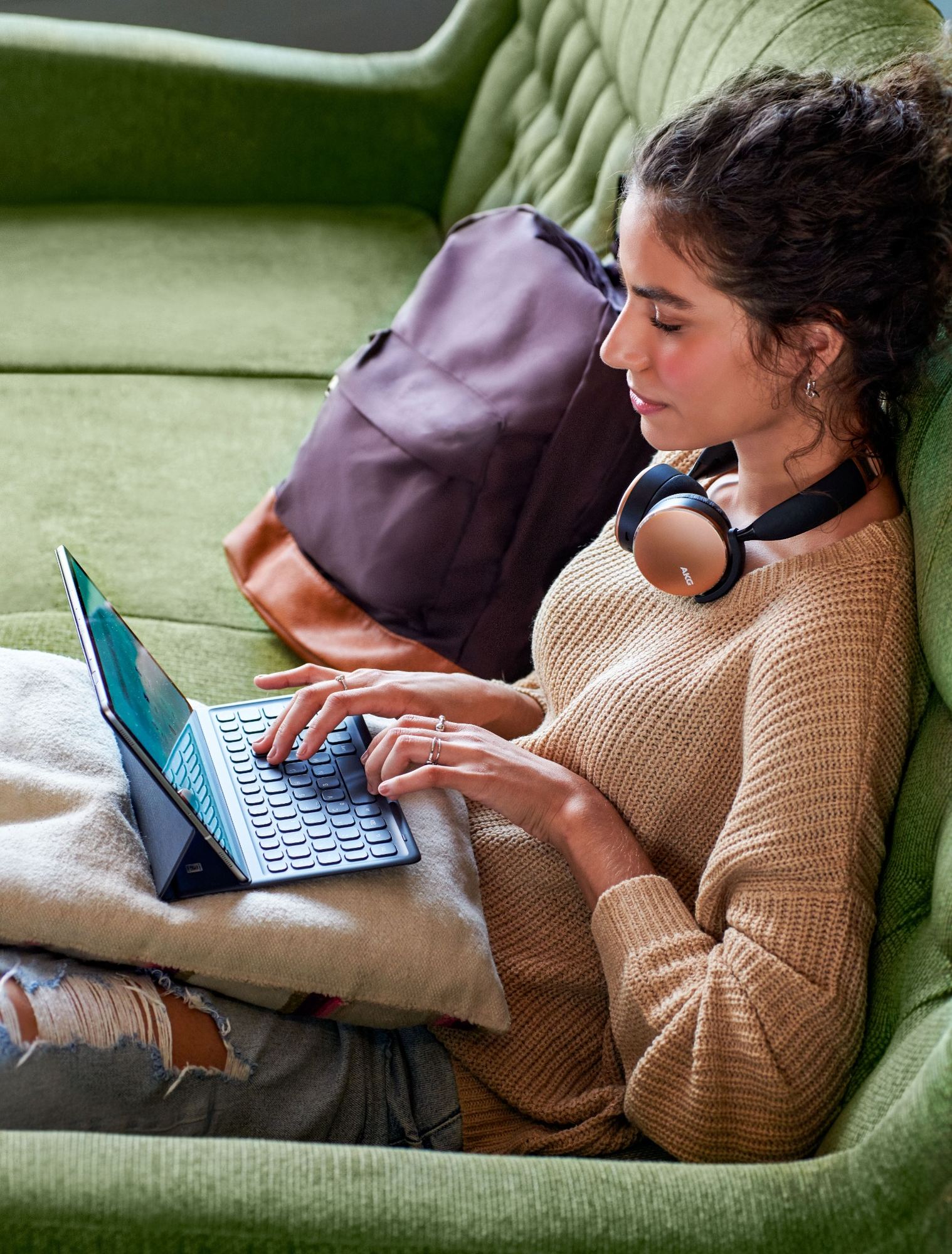 Samsung mulher no sofá com tablet