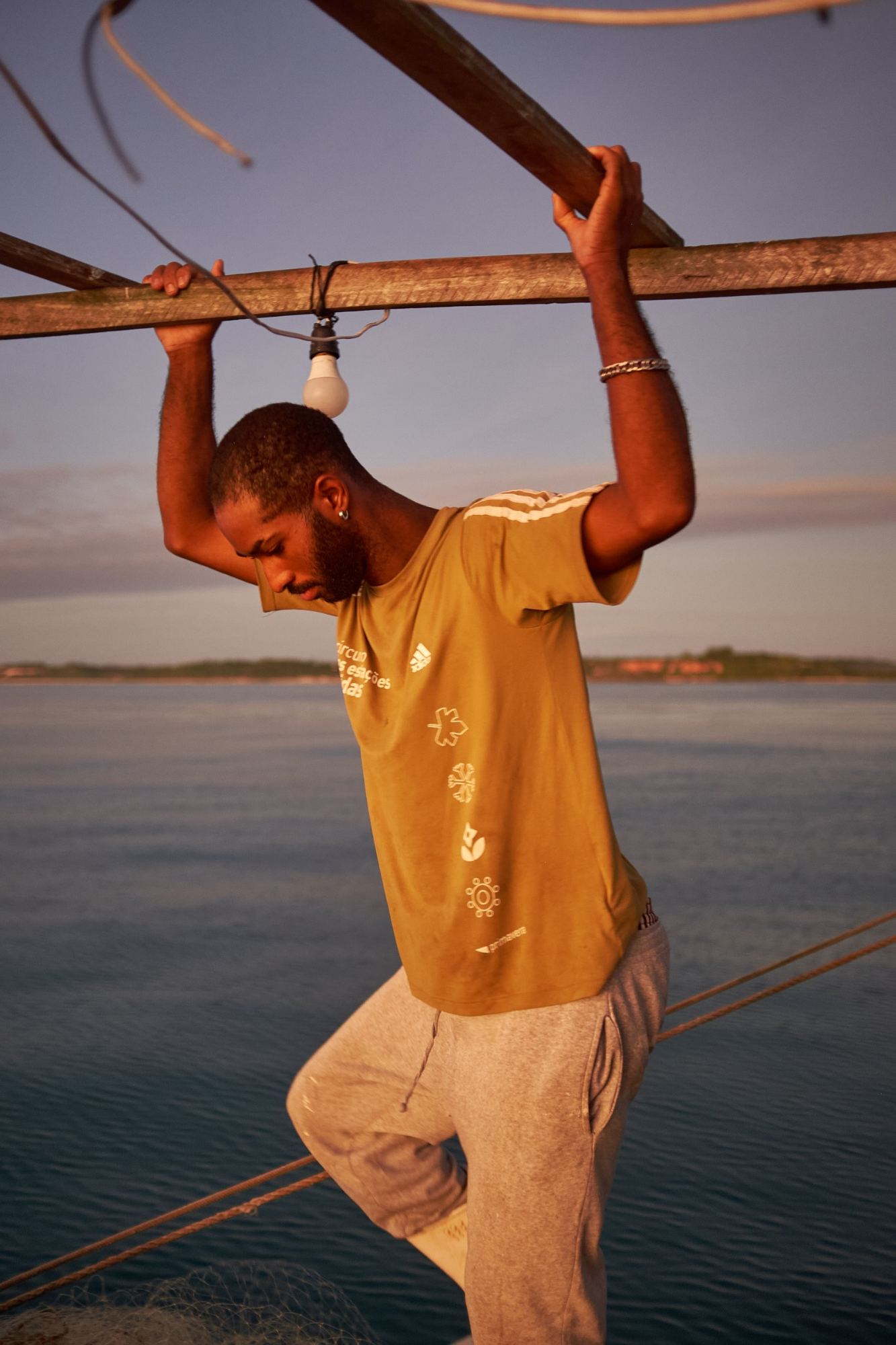 Homem segurando estrutura do barco